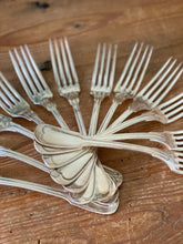 Charger l&#39;image dans la galerie, 12 fourchettes en métal argenté vintage

